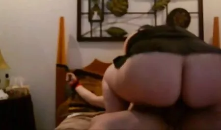 Alla Kay bajo la luz de una lámpara mujeres maduras españolas videos