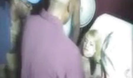 Hunter madurs españolas mostrando un sofá de terciopelo